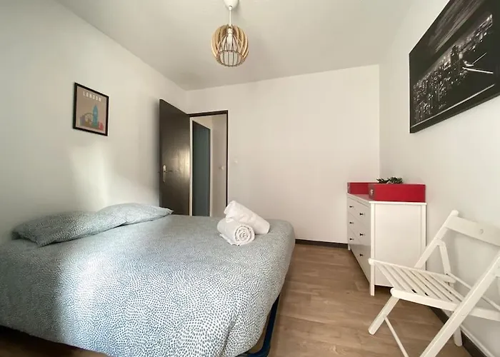 Apartment Grand F3 Tres Lumineux, Proche Gare, Avec Parking Proudhon